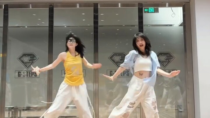 Youbao girl’s happy little sweet dance!