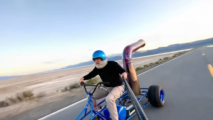 “Lão đăng tới rồi, nhanh tag bạn thân của bạn đi — sau này già rồi cũng phải sành điệu thế này!”