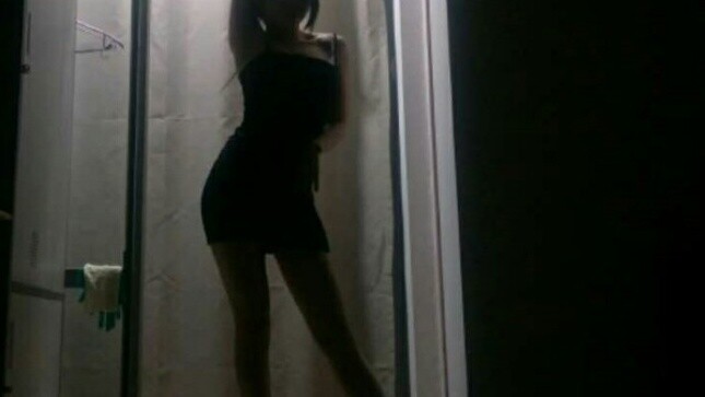 I haven't gone home yet and I'm dancing AOA's miniskirt in my dorm.