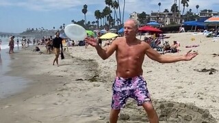 大爷玩飞盘已经出神入化了