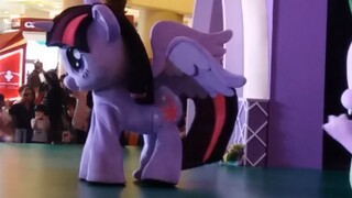 [Không biết nó ở đâu]Buổi biểu diễn múa rối My Little Pony