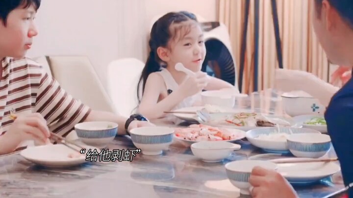 Cảnh Đình Đình quả thực là một người mẹ kế rất tốt, đã dành trọn vẹn sự dịu dàng và kiên nhẫn cho bé