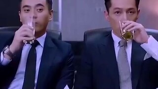 两个大男人，幼稚不幼稚，故意喝水当口水，活该被喷一脸