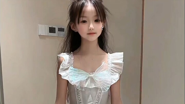 หนูน้อยวัย 8 ขวบ~【คือเอ๋อเอ๋อนั่นเอง】~เต้นพร้อมชุดเจ้าหญิง + กี่เพ้า