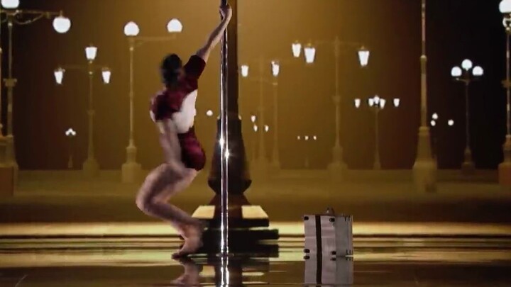 【2022美国达人秀】宝妈跳钢管舞震撼全场，灯光柔和，舞步惊艳，舞台精美的布景和Kristy Sellars唯妙唯俏的表演扣人心弦