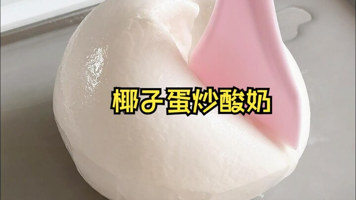 Coconut egg fried yogurt 🥥 – this is so stress-relieving!