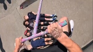 挑战用滑板车跳过尽可能多的小孩！