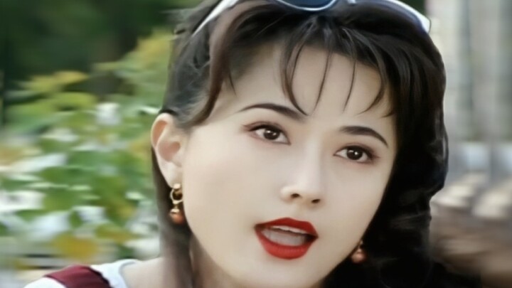 “Can you believe this outfit is from a drama over thirty years ago? It still looks totally timeless 