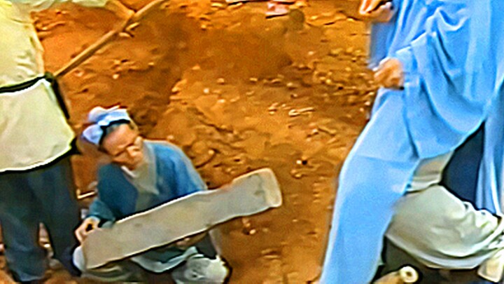 ชายชรากำลังขุดสุสานอยู่ดีๆ ก็ขุดพบพิณโบราณอายุนับพันปี แต่เขาไม่รู้คุณค่า จึงคิดว่าเป็นแค่เศษไม้เก่า