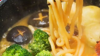 Makan enam kali berturut-turut dalam seminggu, seberapa enak sih mi ini? [Mi Kari Seafood yang Menye