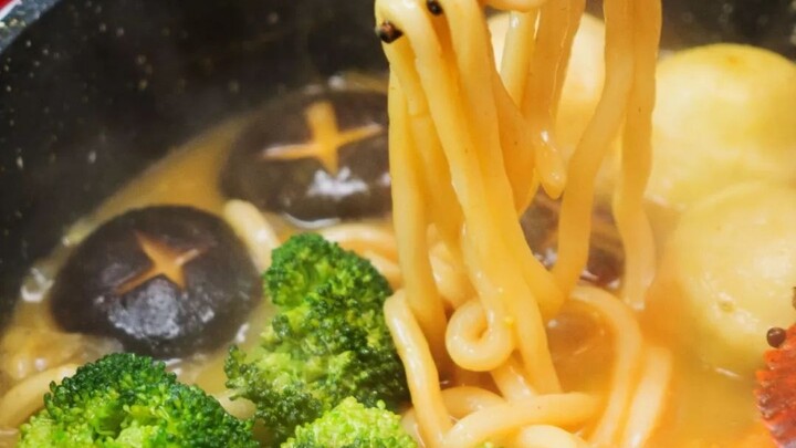 Eating it six times in one week—how delicious must this noodle be? [Healing Curry Seafood Noodles]