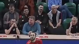 Bercanda, tim voli putra tidak mengembalikan bola.