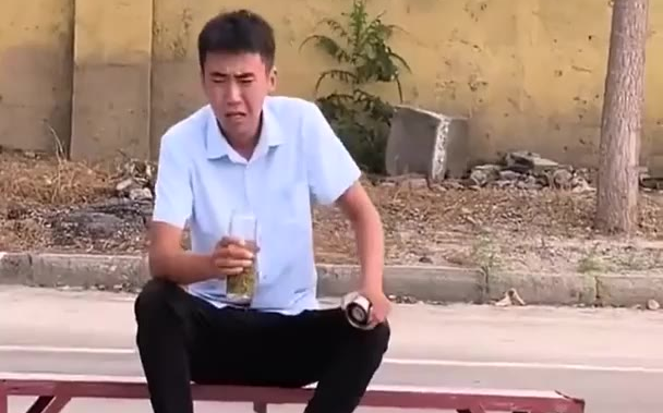 Huấn luyện viên, anh uống nước đi chứ!