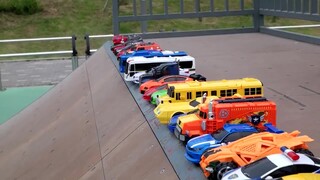 终于为我的40多辆玩具车找到滑梯 亲子游戏场面壮观