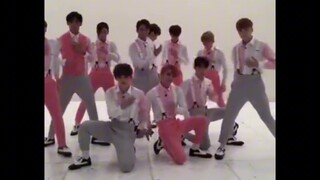 【SEVENTEEN】你以为南韩衡水和你闹着玩的？见过无伴奏清唱的，没见过无伴奏清跳的，跳了整首！