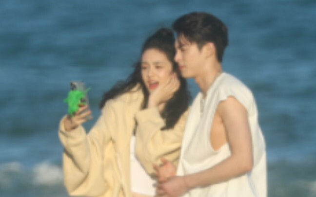 【Wang Hedi dan Zhou Ye memamerkan gigi di tepi pantai】