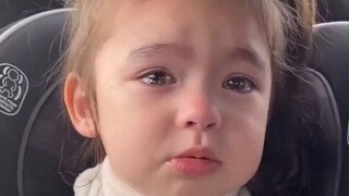 因为看到树叶落下，而伤心哭泣的小女孩