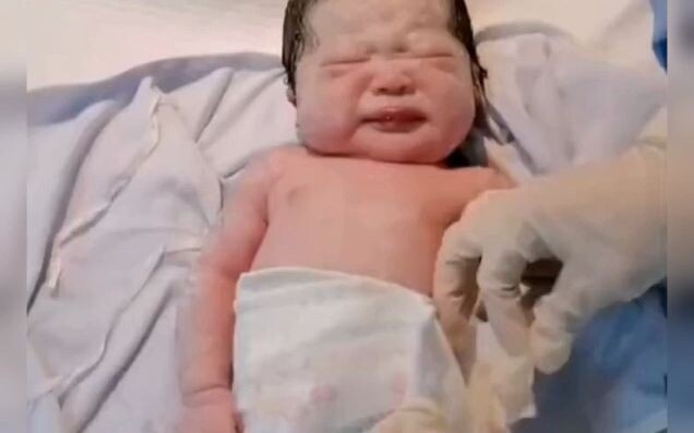 Em bé mới chào đời không khóc, bị “đánh” rõ mười mươi: Dân mạng: Chúc mừng tài khoản đã được kích ho