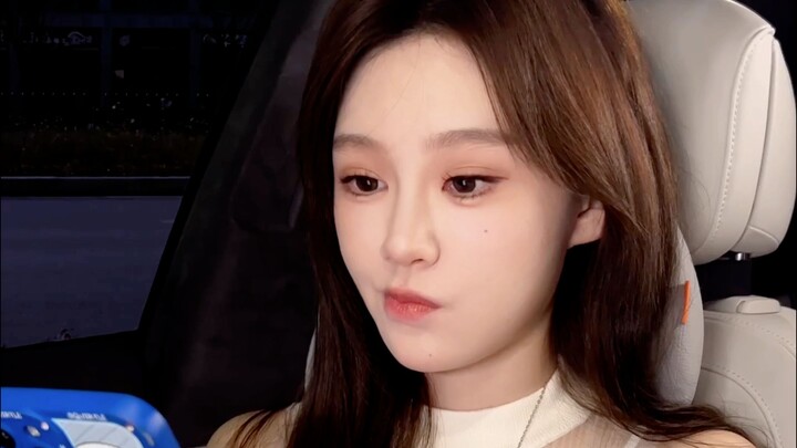 قلتُ لكِ مَن يخرج من هاتف حبيبها وهو يبتسم؟!