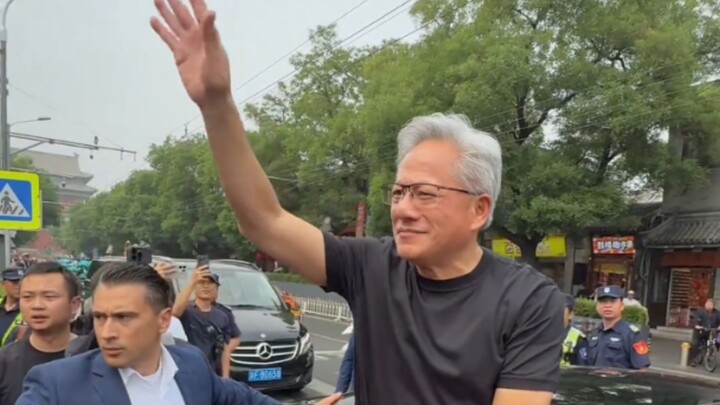 Huang Renxun: Lão Đường đi rồi sao không nói với tôi! Tôi còn chưa lên xe mà!