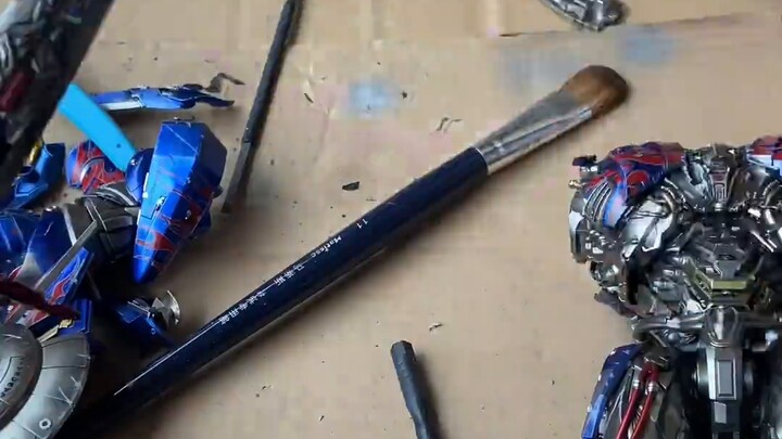 DLX Knight Optimus Prime is the best of the year. Wouldn’t it be even more handsome if he had a batt