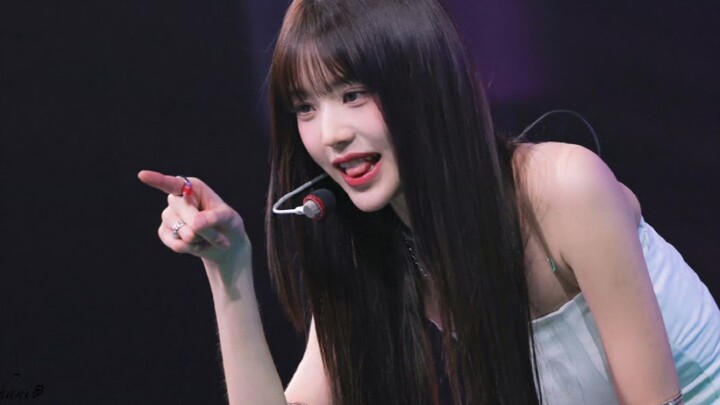 Zhang Yuanying hanya menatap ke dalam matamu, sedangkan sorak-sorai jutaan orang sama sekali tak ia 
