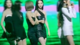 结束时没和队友一起，而是两人一起离场的申留真柳智敏…