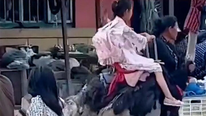 A lady takes her girl out in style—their “ride” turns heads and blows passersby away! Netizens: “The