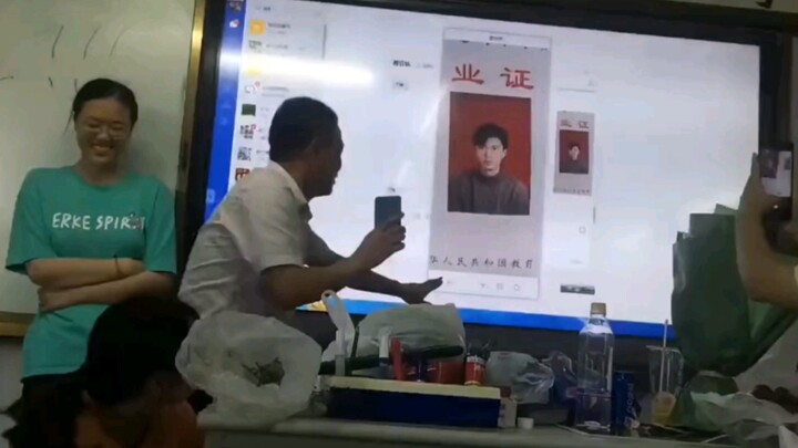 Giáo viên chủ nhiệm: Đồ con nít, đợi đấy, tôi sẽ khiến các bạn chết vì ngưỡng mộ tôi cho mà xem