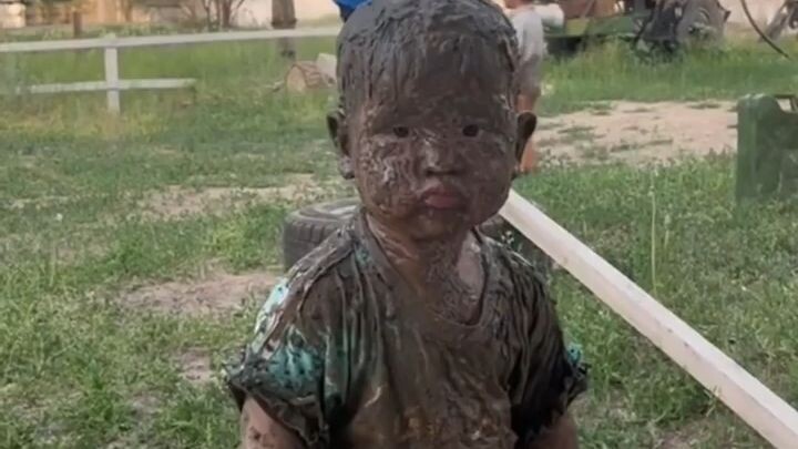 Ikaw na nga yong nasubsub sa putikan tapos yong kaaway mo pa yong umiyak hahaha. #babyfunny