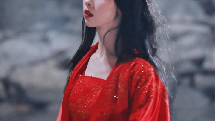 Cười chết, hóa ra cô ấy thật sự không coi đây là phim ngôn tình sáo rỗng để diễn, bảo sao lại ghi đi