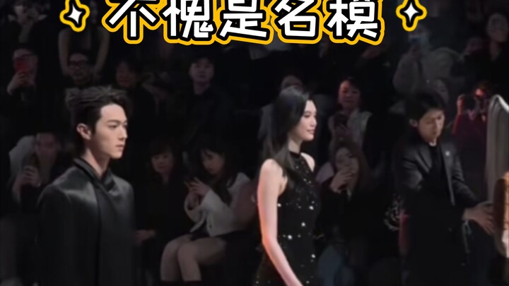 Xu Kai dan Xi Mengyao berjalan di panggung peragaan busana bersama, gaya para model profesional bena