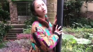 她还是那么喜欢跳钢管舞