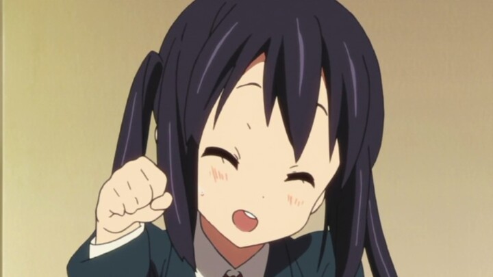 ε(*･ω･)_/ﾟ:･☆ Azusa tumbuh besar dengan memakan makanan lucu