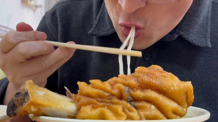 ก๋วยเตี๋ยวขาหมูชิงโจวชามละ 13 หยวน