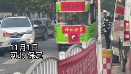Pak Tua Mengendarai “Mobil Ramalan Berjalan”, Santai Melintas di Depan Polisi Lalu Lintas