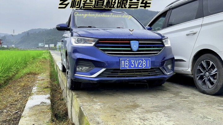 两台车窄路相遇老司机竟然是这样会车的