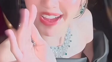 ทุกคนกำลังจับตาดูเธอ…