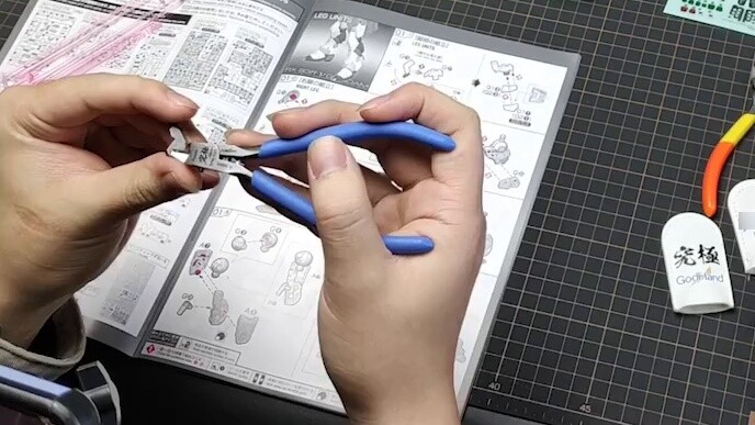 สมัยนี้มีใครบ้างที่ไม่ยอมให้ถือคีมปลายแหลมด้วยวิธีต่างๆ กัน?