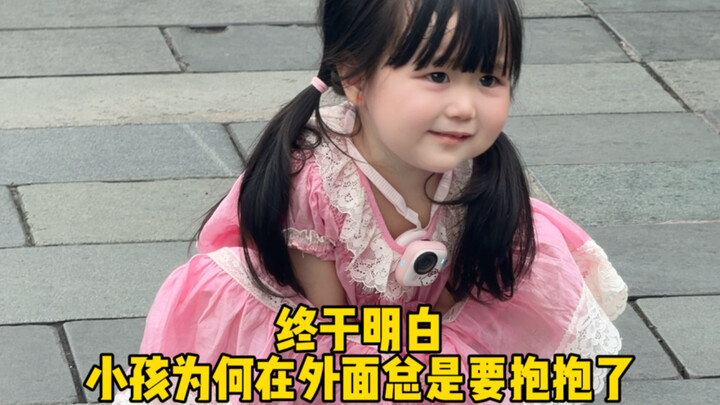Cuối cùng thì cũng hiểu vì sao trẻ con lúc nào cũng muốn được người lớn ôm rồi…