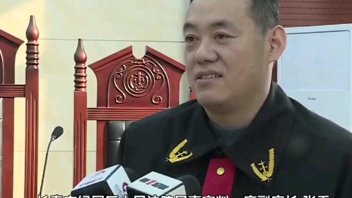 In Changchun, Jilin, a man discovered his wife “communicating” with the neighbor next door in a car.