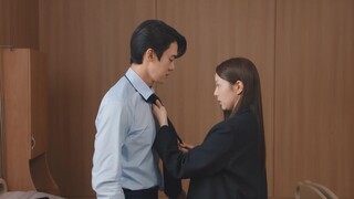 Perbedaan tinggi badan kalian berdua pas untuk mengikat dasi. Hee Joo, kalian akhirnya menyadari keh
