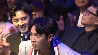 Ke Zhendong hạ Fulian trên bục Chuông Vàng, gọi cô là vợ và đeo khuyên tai chính thức?