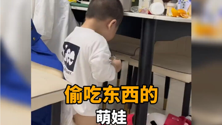 حصر اللحظات المضحكة لأطفال لطيفين يسرقون الطعام، إنهم رائعون جدًا!