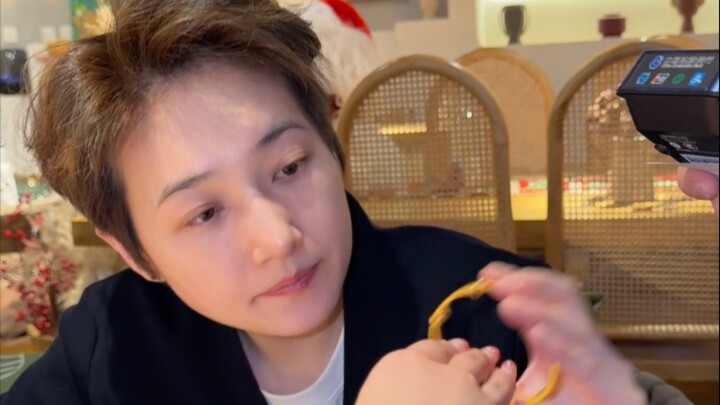 النادل: رميتَ بقشيشي بعيدًا!!