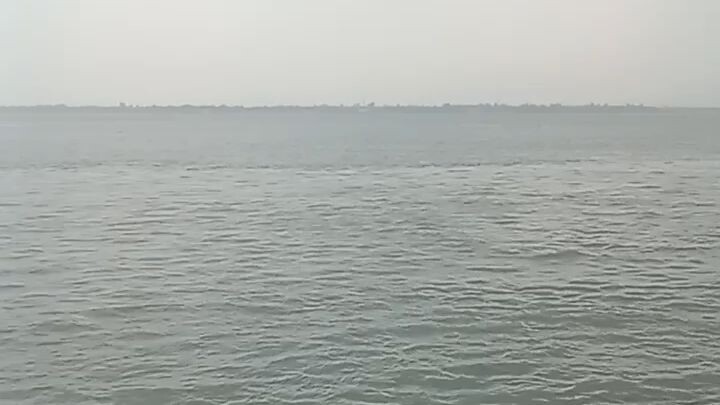 পদ্মা নদী পাড়ার সময় ছোট ছোট ভিডিও করেছিলাম