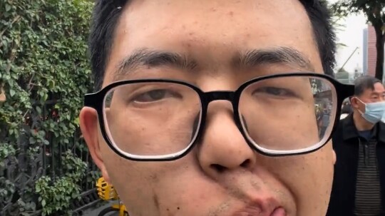 Tiên nhân Sói Băng đã hoàn toàn từ bỏ việc điều trị, mạnh mẽ nhai trầu.