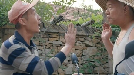 قام شاب بقيادة البيع الخاص للعنب، مما أدى إلى عدم إمكانية بيع عنب جميع سكان القرية.