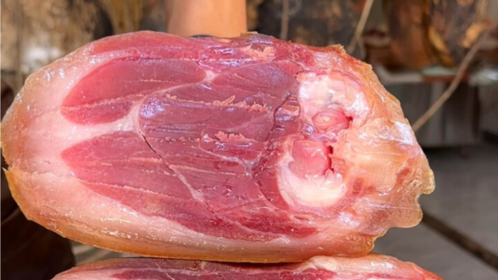 Hai miếng giăm bông già chênh nhau gần 10 kg, bề ngoài trông giống nhau, vậy khi cắt ra sẽ khác biệt