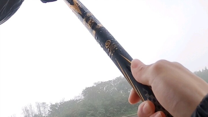 A small creek unexpectedly hit a hotspot for big carp—these fish are really agitated!